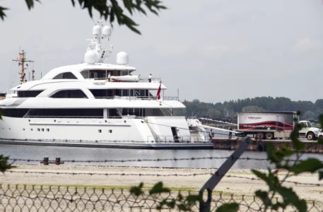 Superyacht docks in Esky